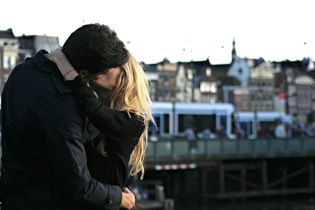 Couple kissing passionately in city